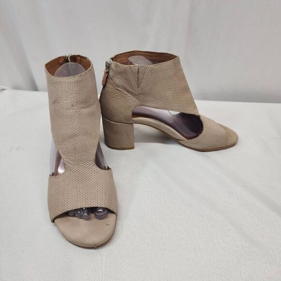 Gentle Souls by Kenneth Cole Women's 8 Charlene Peep Toe Suede Ankle Heels - Picture 2 of 11